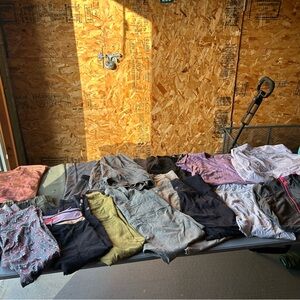 Lululemon Athletica Women's Legging tops and pants! Reseller bundle??? Size 4-10